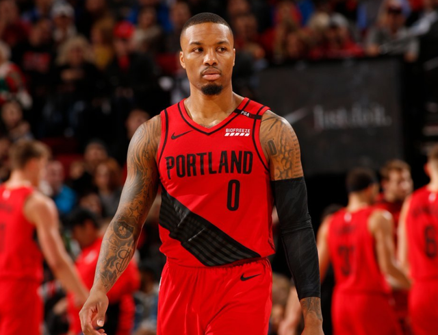 显示出她持 显示出她持